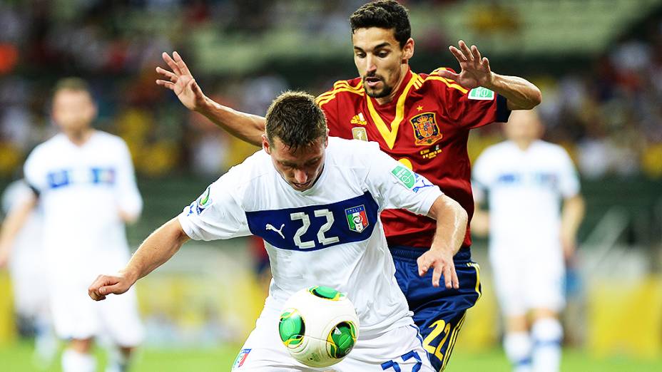 Jogador Jesús Navas, da Espanha, disputa a bola com Emanuele Giaccherini da Itália, na semifinal da Copa das Confederações, em Fortaleza