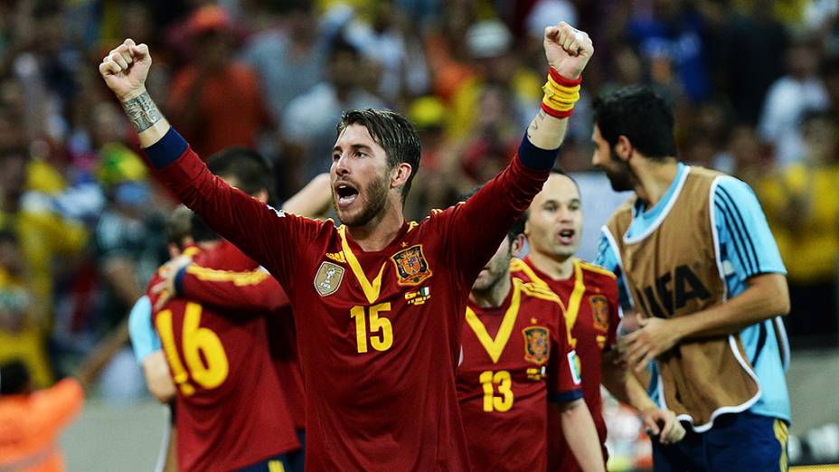 Jogadores da Espanha comemoram vitória nos pênaltis contra a Itália, na semifinal da Copa das Confederações, em Fortaleza