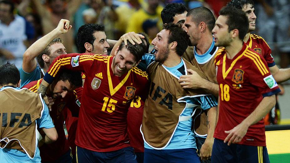 Jogadores da Espanha comemoram vitória nos pênaltis contra a Itália, na semifinal da Copa das Confederações, em Fortaleza