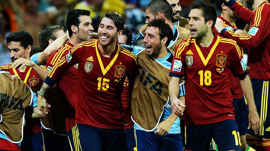 Jogadores da Espanha comemoram vitória nos pênaltis contra a Itália, na semifinal da Copa das Confederações, em Fortaleza