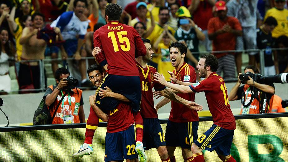 Jogadores da Espanha comemoram vitória nos pênaltis contra a Itália, na semifinal da Copa das Confederações, em Fortaleza