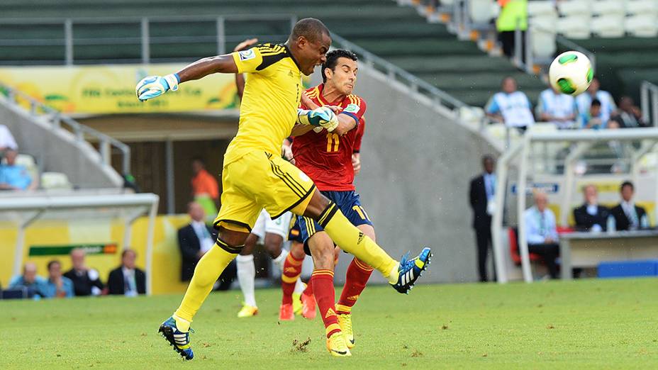 Jogador Vincent Enyeama, da Nigéria, afasta a bola no jogo contra a Espanha, pela Copa das Confederações, em Fortaleza