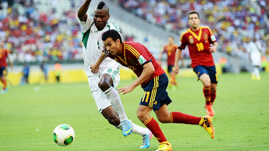 Jogador Pedro, da Espanha, disputa a bola no jogo contra a Nigéria, pela Copa das Confederações, em Fortaleza