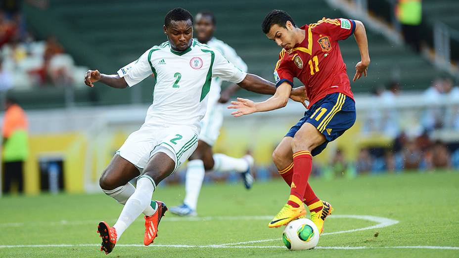 Jogador Pedro, da Espanha, disputa a bola no jogo contra a Nigéria, pela Copa das Confederações, em Fortaleza