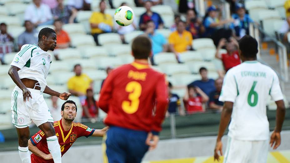 Jogador Elderson, da Nigéria, cabeceia a bola no jogo contra a Espanha, pela Copa das Confederações, em Fortaleza
