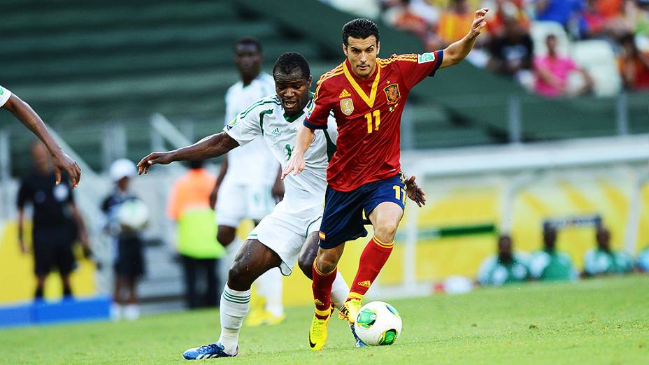 Jogador Pedro Rodriguez, da Espanha, disputa a bola no jogo contra a Nigéria, pela Copa das Confederações, em Fortaleza