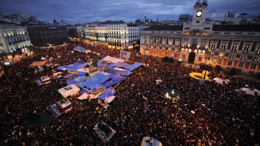 Milhares de pessoas ocupam a praça Porta do Sol, em Madri, para protestar contra as altas taxas de desemprego