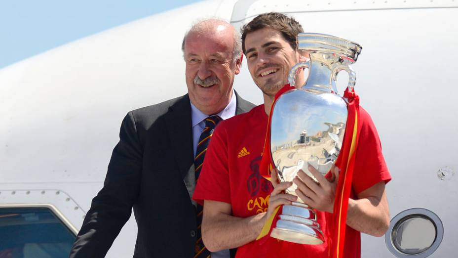 O treinador da Espanha, Vicente del Bosque, e o capitão do time, Iker Casillas, chegam ao aeroporto de Barajas, em Madri, com a taça da Eurocopa