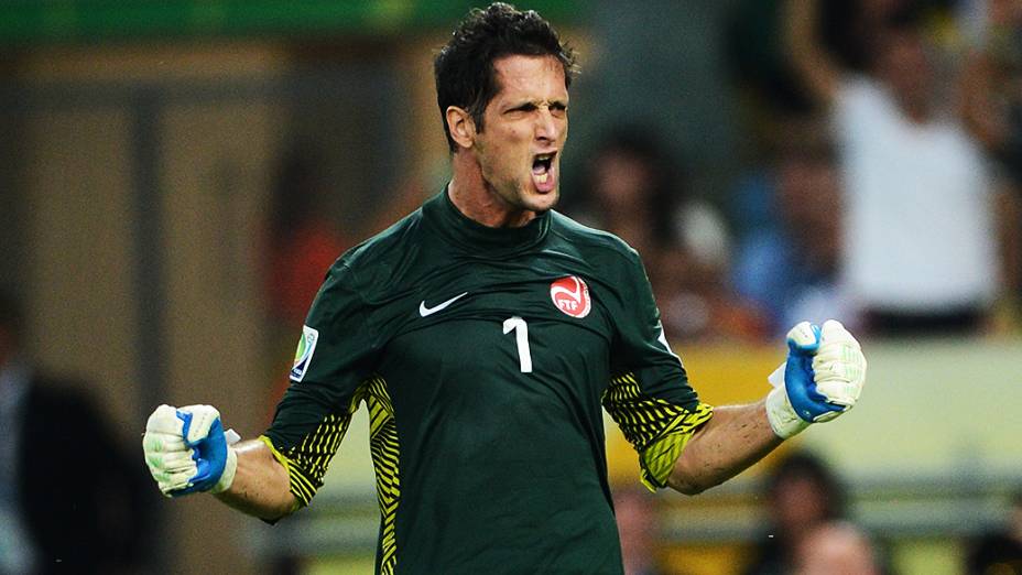 Goleiro do Taiti durante jogo contra Espanha pela Copa das Confederações no Brasil