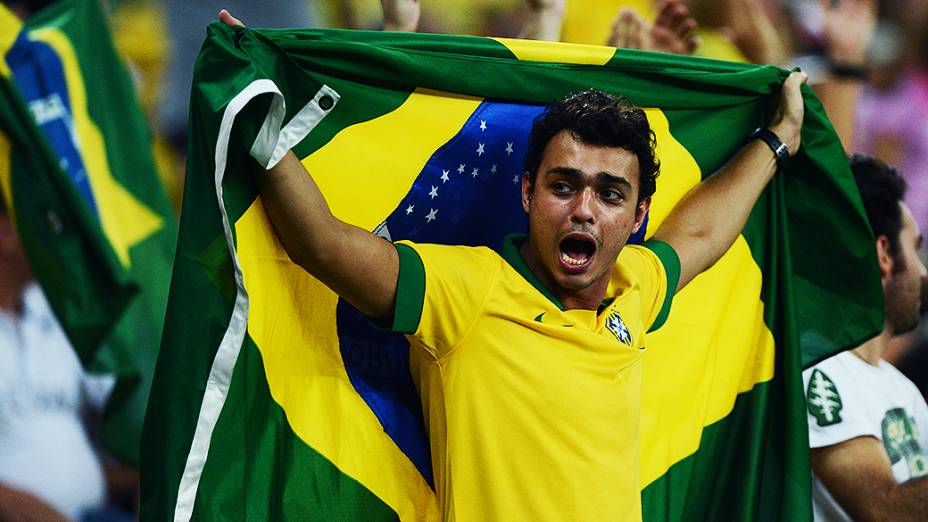 Manifestações da torcida brasileira no Estádio do Maracanã durante a partida entre Espanha e Taiti