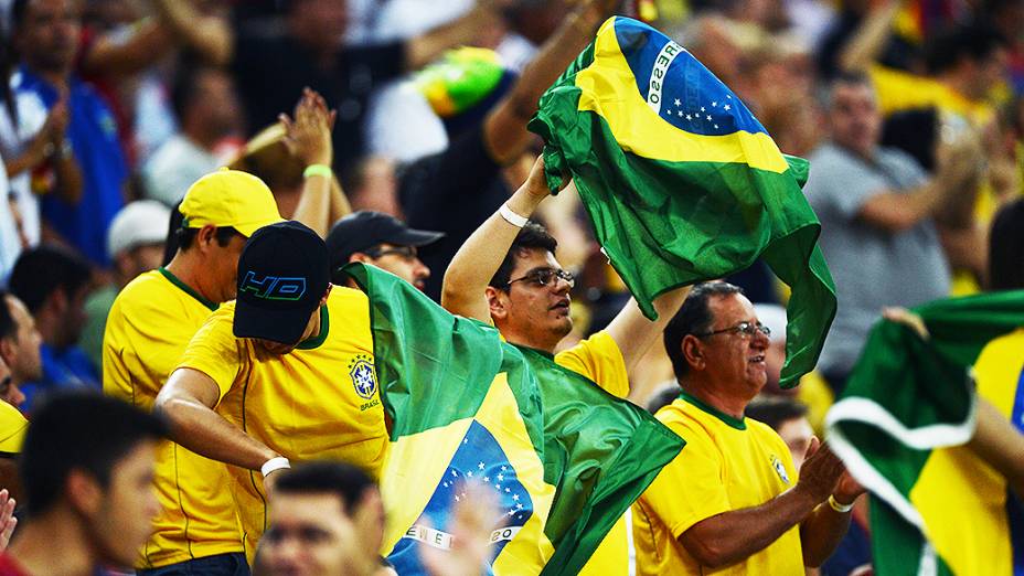 Manifestações da torcida brasileira no Estádio do Maracanã durante a partida entre Espanha e Taiti