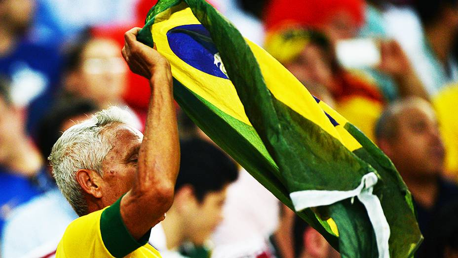 Manifestações da torcida brasileira no Estádio do Maracanã durante a partida entre Espanha e Taiti