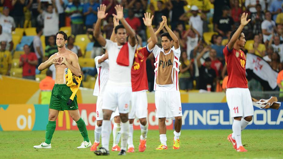 Jogadores do Taiti agradecem o apoio da torcida brasileira em partida válida pela Copa das Confederações, nesta quinta-feira (20), no Maracanã
