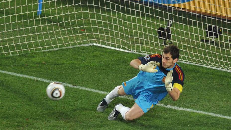 Iker Casillas, goleiro da Espanha, defende chute do ataque do Paraguai nas quartas de final. O jogo acabou em 1 a 0 para os espanhóis