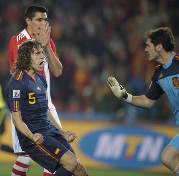 Carles Puyol grita com o goleiro Iker Casillas, durante jogo contra o Paraguai nas quartas de final. A Espanha ganhou a partida por 1 a 0