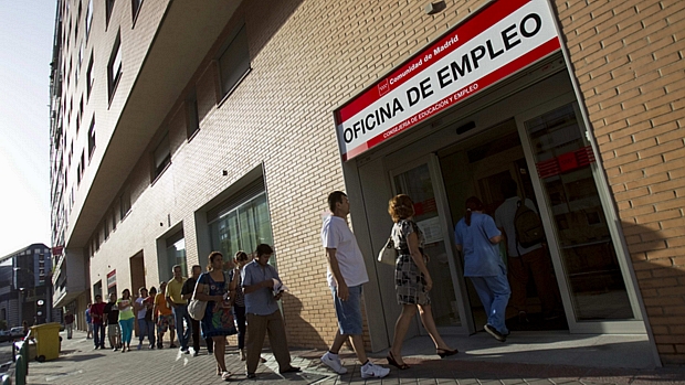 Espanhóis fazem fila em busca de emprego em Madri,