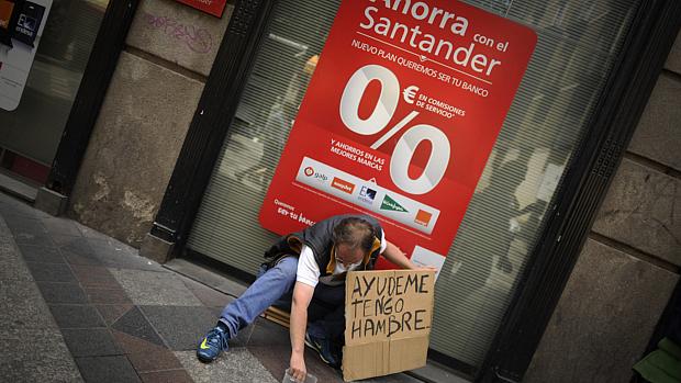 Desempregado espanhol pede ajuda em frente à sede do banco Santander: 'Ajudem-me, tenho fome'
