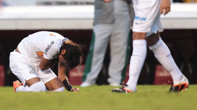 Neymar do Santos, caído no gramado após ser atingido durante partida pela final do Campeonato Paulista, no estádio do Morumbi, em São Paulo