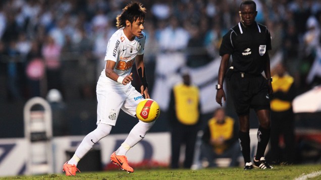 Neymar domina a bola com categoria; o Santos foi tricampeão paulista neste domingo