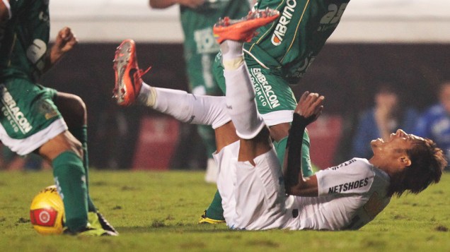 Neymar voltou a usar proteção no punho esquerdo; jogador sofreu lesão no dia 19 em jogo da Libertadores