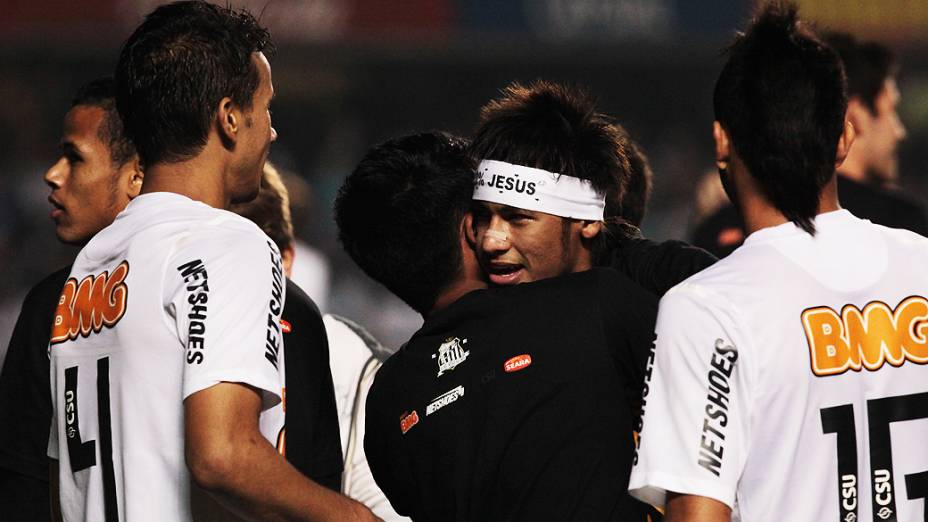 Neymar com seus companheiros de time depois da partida entre Santos e Guarani