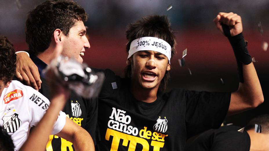 Neymar comemora campeão Paulista de 2012; Santos venceu o Guarani por 4 a 2, no estádio do Morumbi, em São Paulo<br>  