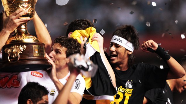 Jogadores santistas seguram a taça de campeão Paulista de 2012, no estádio do Morumbi, em São Paulo