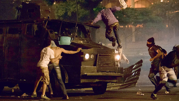 DESORDEM INSTALADA - Um blindado da polícia militar é atacado no Rio, na quinta-feira