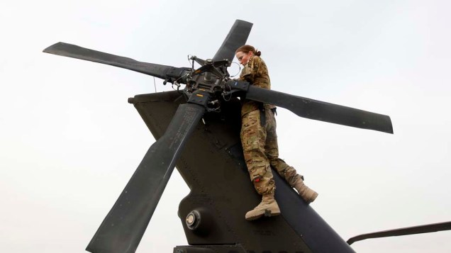 Especialista do exército americano faz checagem em helicóptero em Logar, no Afeganistão