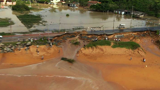 Uma cratera se formou na rodovia ES-010, em Jacaraípe, no município de Serra, no Espírito Santo