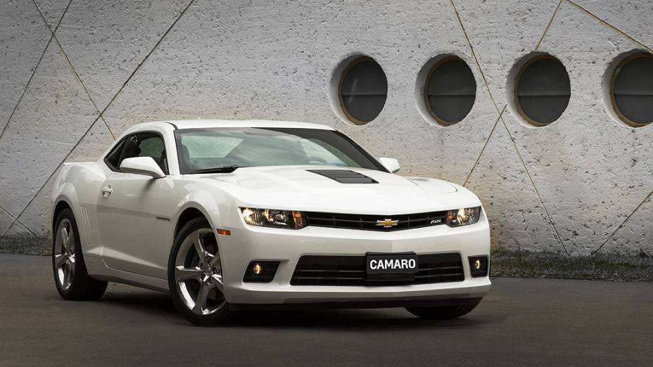 O Camaro ganhou mudanças visuais na dianteira e traz motor V8, 6.2l e 406 cv