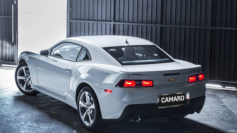 O Camaro ganhou mudanças visuais na dianteira e traz motor V8, 6.2l e 406 cv