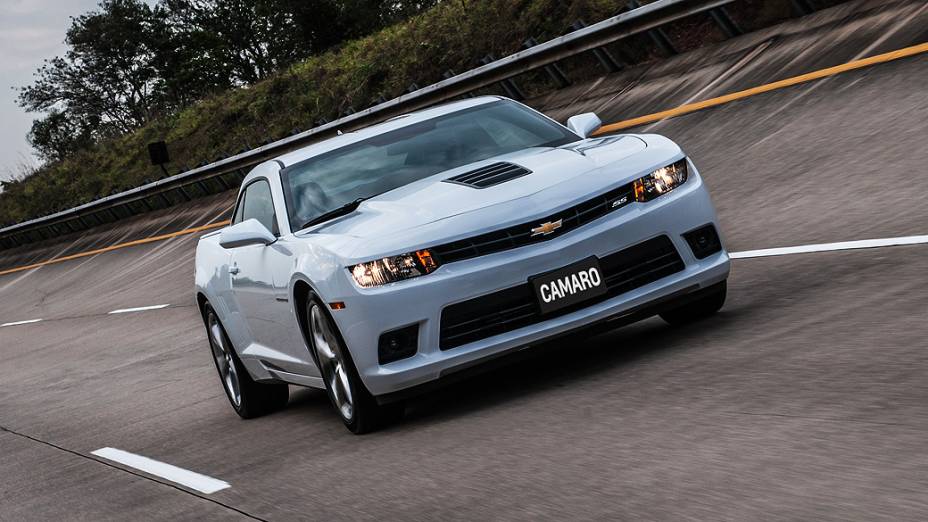 O Camaro ganhou mudanças visuais na dianteira e traz motor V8, 6.2l e 406 cv