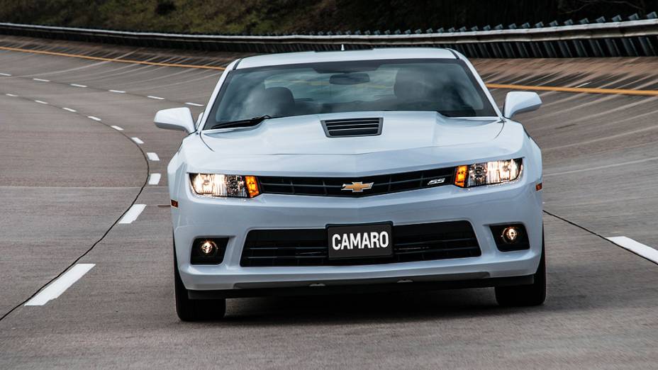 O Camaro ganhou mudanças visuais na dianteira e traz motor V8, 6.2l e 406 cv