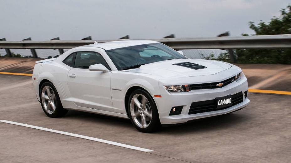 O Camaro ganhou mudanças visuais na dianteira e traz motor V8, 6.2l e 406 cv