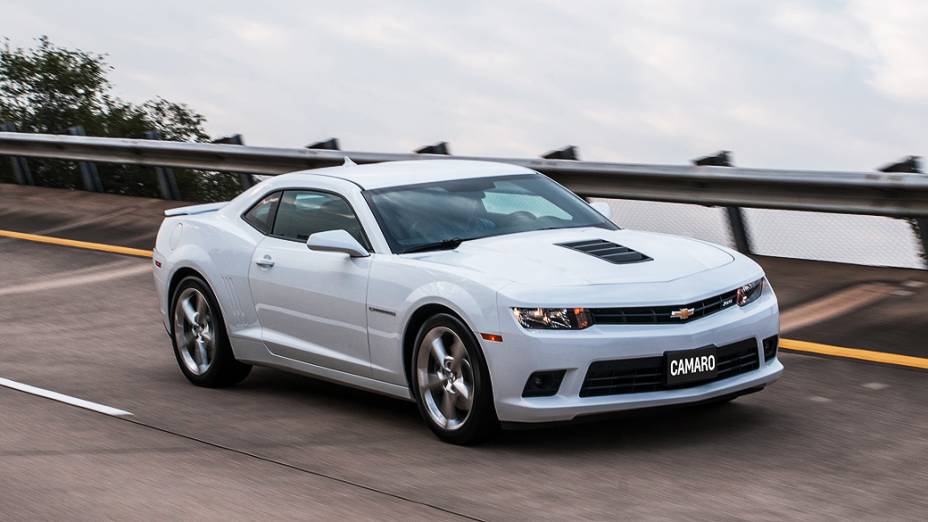 O Camaro ganhou mudanças visuais na dianteira e traz motor V8, 6.2l e 406 cv