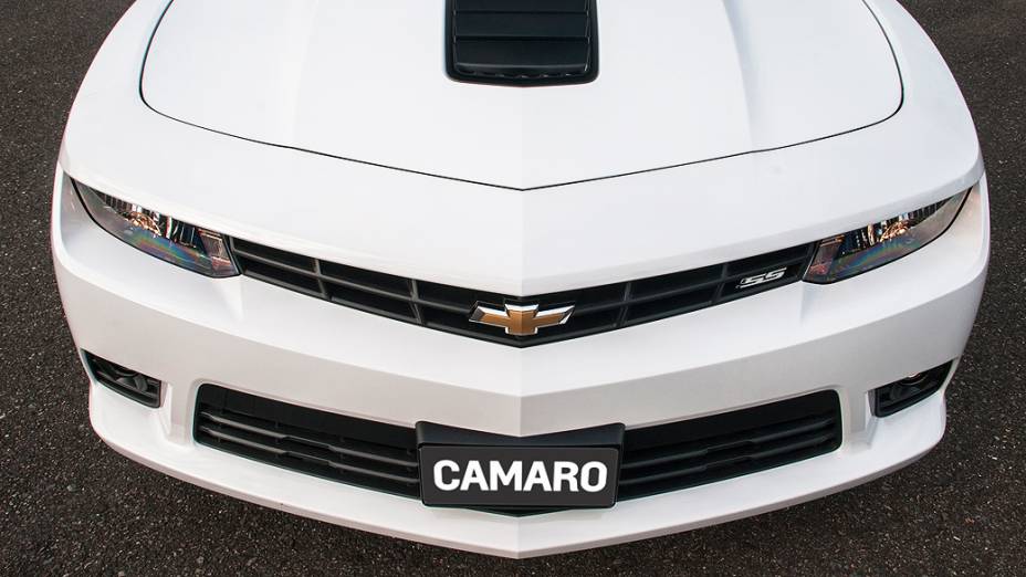 O Camaro ganhou mudanças visuais na dianteira e traz motor V8, 6.2l e 406 cv