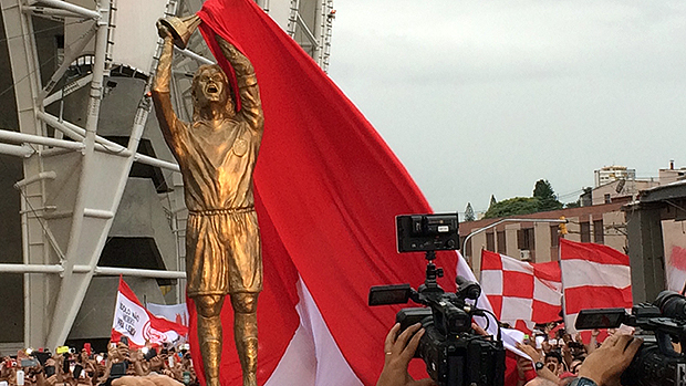Inter inaugura estátua feita em bronze em homenagem ao capitão Fernandão