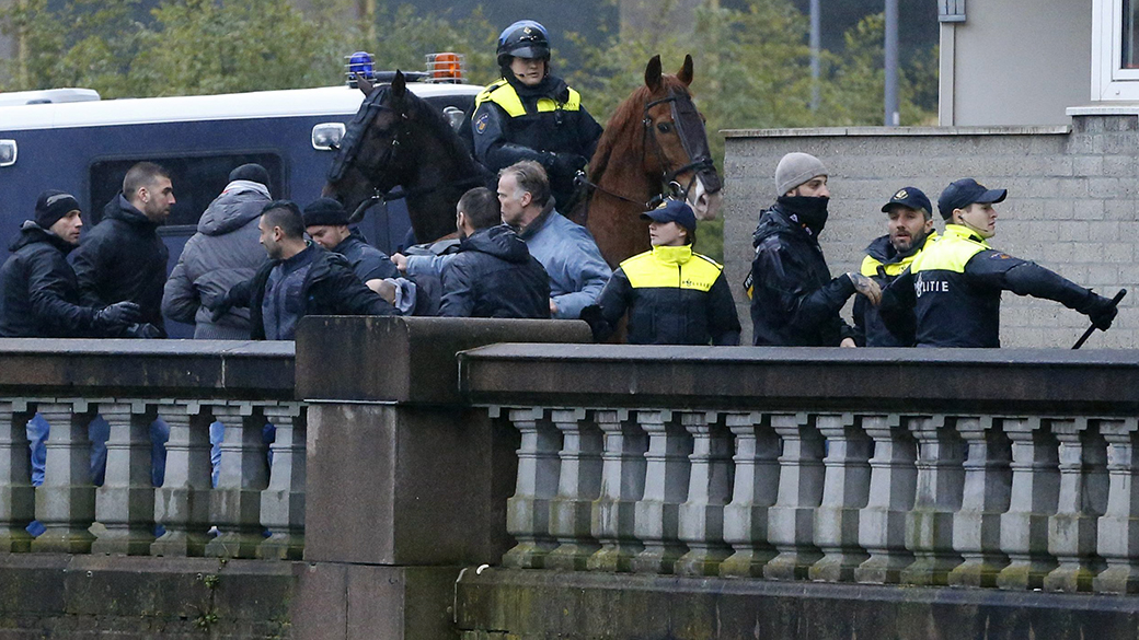Policiais com torcedores da Roma em Roterdã, na Holanda