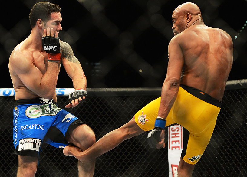 Anderson Silva sofre grave lesão no UFC 168