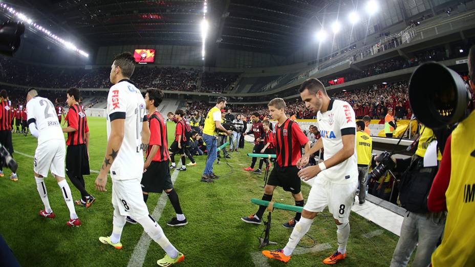 Atlético Paranaense e Corinthians entram em campo, durante o jogo teste na Arena da Baixada