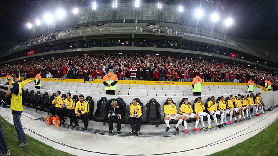 Banco de reservas do Corinthians durante o amistoso contra o Atlético Paranaense, no jogo teste na Arena da Baixada