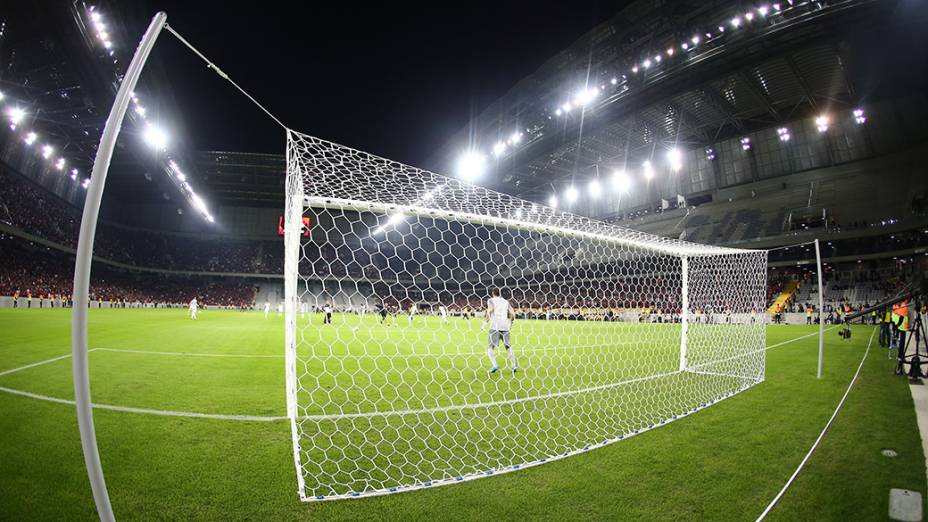 Atlético Paranaense e Corinthians durante o jogo teste na Arena da Baixada