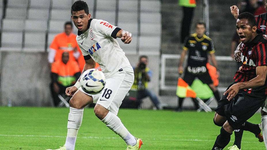 Jogador Luciano, do Corinthians, em lance durante o amistoso contra o Atlético Paranaense, na Arena da Baixada em Curitiba