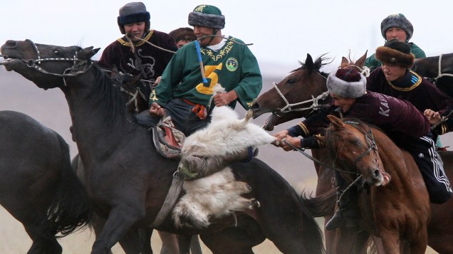 Homens jogam Buzkashi, jogo tradicional da Ásia Central, durante festival no Cazaquistão
