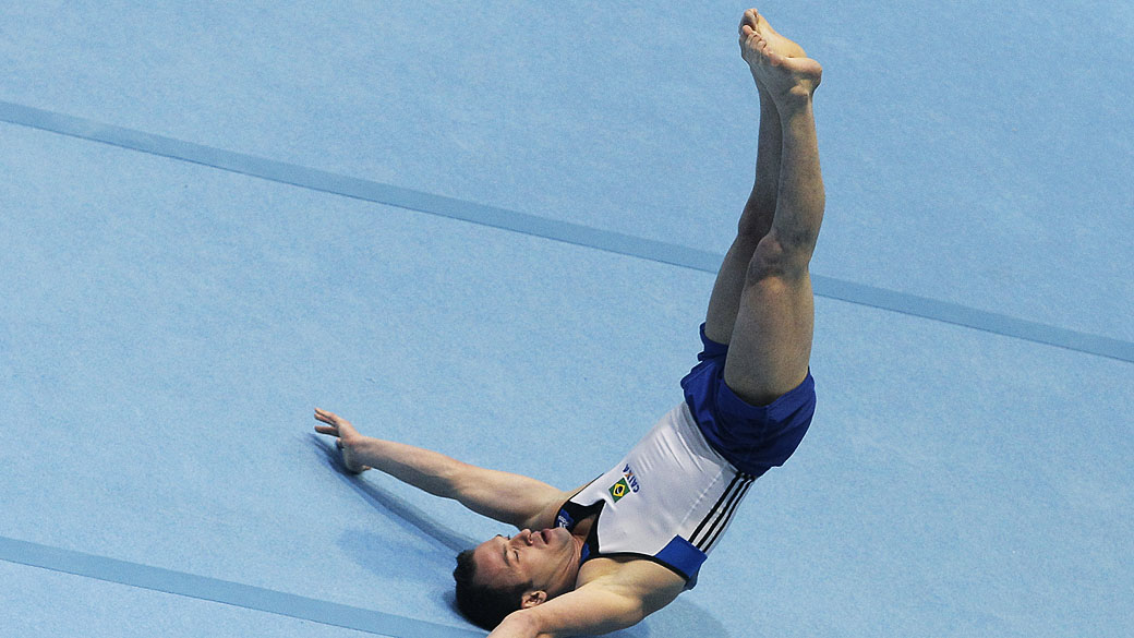 Diego Hypolito realiza no exercício de solo durante o aparato final no Campeonato Mundial de Ginástica Artística, em Antuérpia, na Bélgica