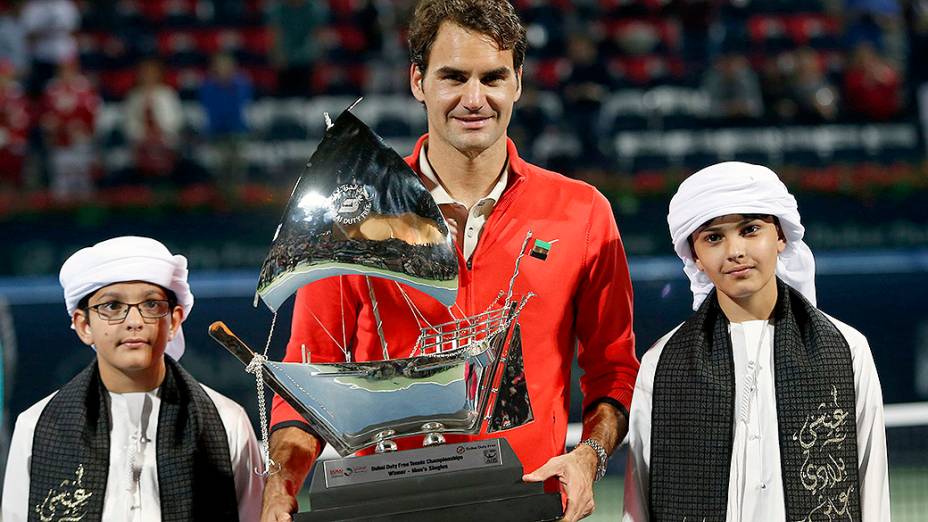 O tenista Roger Federer levanta o troféu após vencer a final contra o checo Tomas Berdych, em Dubai