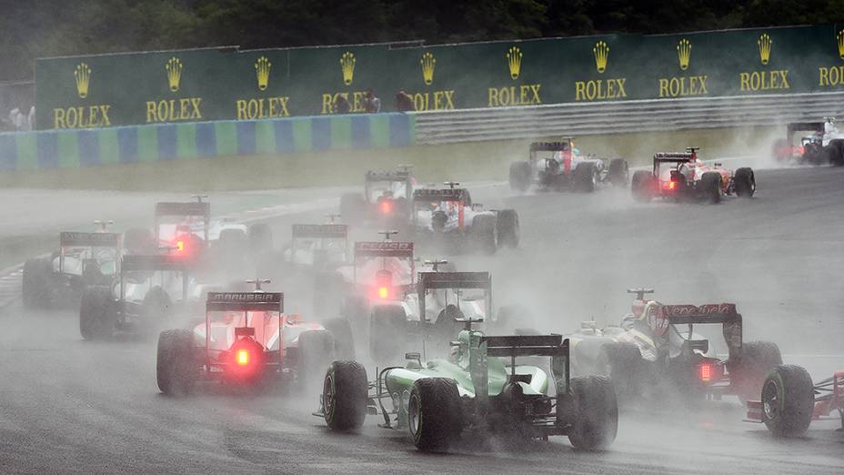 Uma forte chuva deixou a pista encharcada no início da prova