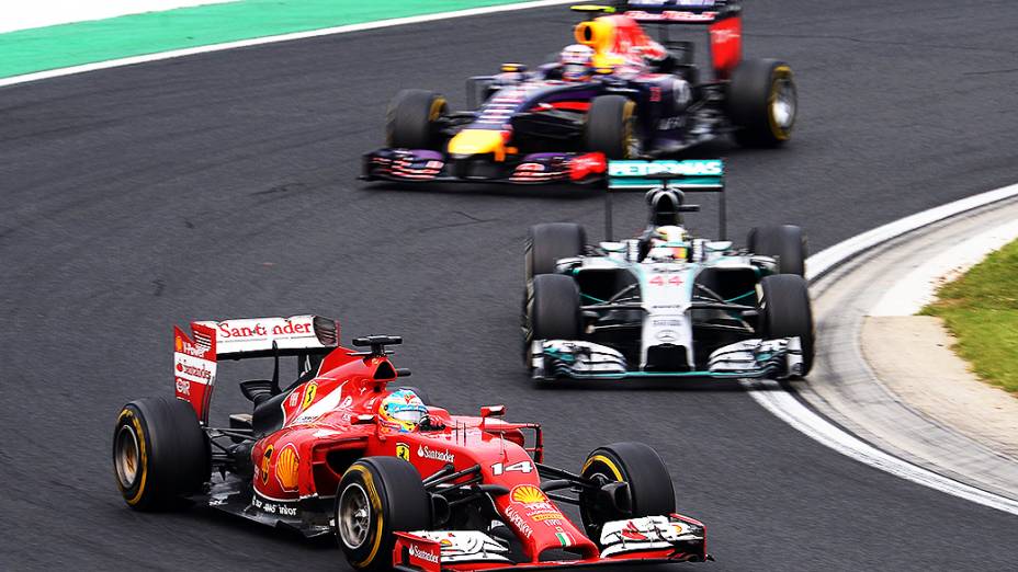 Fernando Alonso da Ferrari, Nico Rosberg da Mercedes e Daniel Ricciardo da Red Bull dividem a mesma curva durante a disputa do Grande Prêmio da Hungria de Fórmula 1