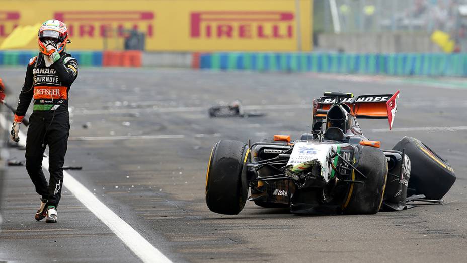 O mexicano Sergio Perez da Force India bateu forte na reta principal